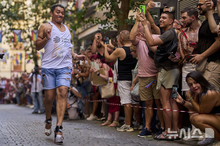 <font style="vertical-align: inherit;"><font style="vertical-align: inherit;">[마드리드=AP/뉴시스] 3일(현지 시간) 스페인 마드리드에서 열린 '마드리드 프라이드 주간의 연례 하이힐 레이스'에 참가한 참가자들이 높이 15cm의 하이힐을 신고 달리고 있다. 2025.07.04.</font></font>