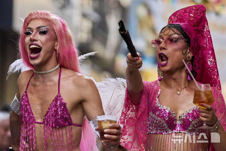 <font style="vertical-align: inherit;"><font style="vertical-align: inherit;"></font></font><font style="vertical-align: inherit;"><font style="vertical-align: inherit;">[마드리드=AP/뉴시스] 3일(현지 시간) 스페인 마드리드에서 열린 '마드리드 프라이드 주간의 연례 하이힐 레이스'에 참가한 드랙퀸 들이 이동하고 있다. 2025.07.04.</font></font>