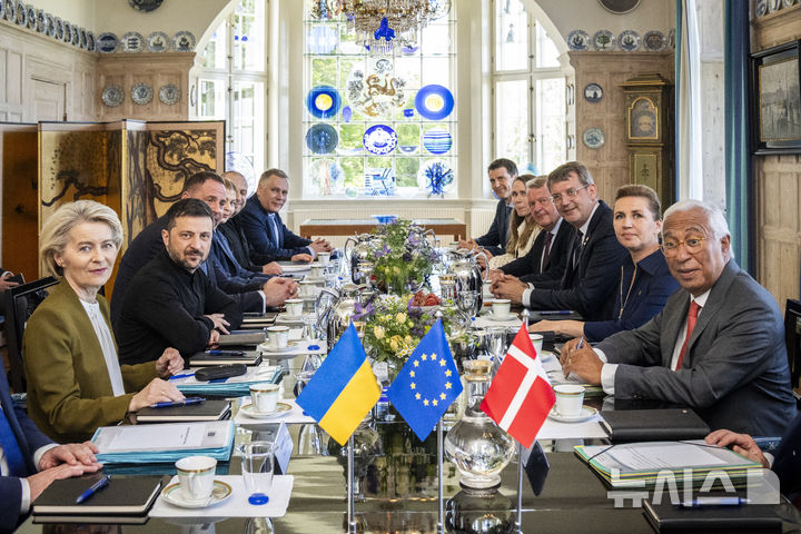 [오르후스(덴마크)=AP/뉴시스] 덴마크의 유럽연합이사회 의장국 취임 행사를 위해 오르후스 시외의 마르셀리스보로 성에 모인 유럽정상들과 볼로디미르 젤렌스키 우크라이나 대통령(왼쪽 두번째). 2025. 0-7.04. 