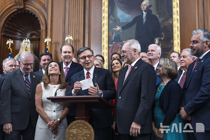 [워싱턴=AP/뉴시스]마이크 존슨 미국 하원의장 등 공화당 하원 지도부가 3일(현지 시간) 워싱턴DC 국회의사당 본회의장에서 도널드 트럼프 대통령 주도 감세안이 통과된 후 기뻐하고 있다. 2025.07.04.