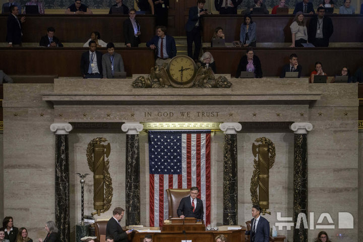 [워싱턴=AP/뉴시스] 마이크 존슨 미국 하원의장이 3일(현지 시간) 워싱턴DC 국회의사당 본회의장에서 도널드 트럼프 대통령 주도 감세안의 최종 통과를 선언하기 위해 의사봉을 잡고 있다. 법안 통과로 미국 연방 정부 디폴트 위험이 가속화될 것이라는 우려가 나온다. 2025.07.04.