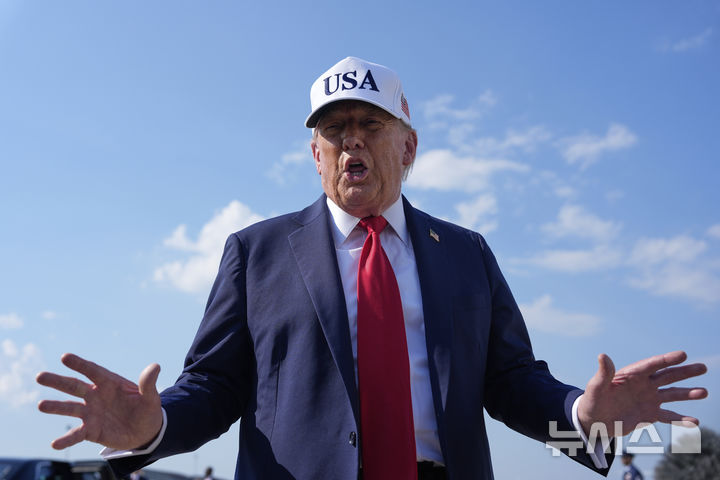 [앤드루스합동기지=AP/뉴시스]도널드 트럼프 미국 대통령이 4일(현지 시간) "다음주까지 가자지구 휴전에 대한 합의가 이뤄질 가능성이 있다"고 밝혔다. 사진은 트럼프 대통령이 3일 메릴랜드주 앤드루스합동기지에서 대통령 전용기에 탑승하기 앞서 취재진 질문에 답변하는 모습. 2025.07.04.