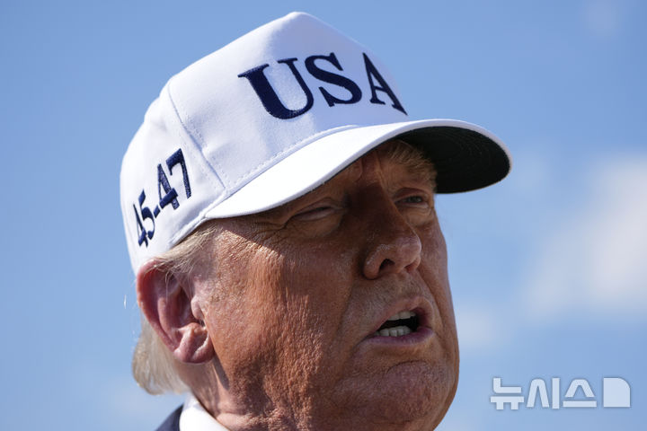 [앤드루스합동기지=AP/뉴시스]도널드 트럼프 대통령이 3일(현지 시간) 메릴랜드주 앤드루스합동기지에서 대통령 전용기에 탑승하기 앞서 취재진 질문에 답변하고 있다. 2025.07.04.