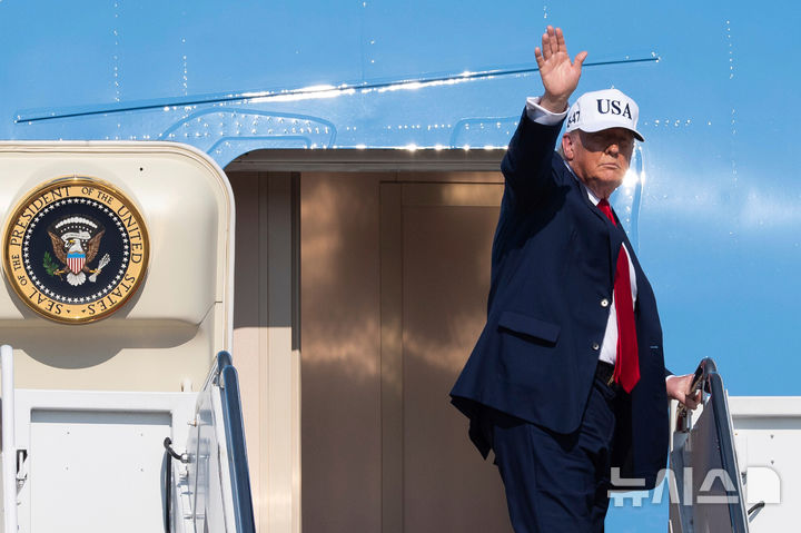 [앤드루스합동기지=AP/뉴시스]도널드 트럼프 대통령이 3일(현지 시간) 메릴랜드주 앤드루스합동기지에서 대통령 전용기에 탑승하고 있다. 2025.07.04.