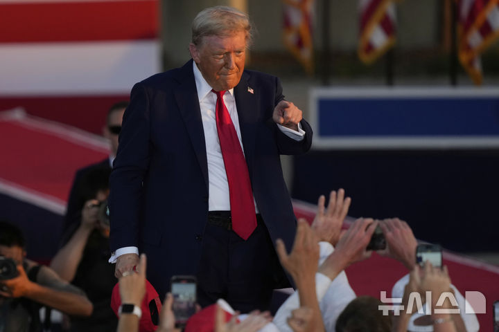 [디모인=AP/뉴시스] 도널드 트럼프 미국 대통령이 3일(현지 시간) 아이오와 디모인에서 열린 집회에 참석해 지지자들을 향해 손짓하고 있다. 2025.07.04.