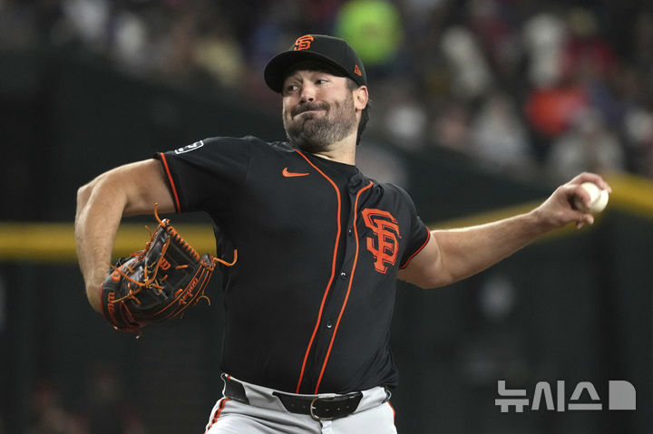 [피닉스=AP/뉴시스] 샌프란시스코 자이언츠의 선발 투수 로비 레이가 3일(현지 시간) 미국 애리조나주 피닉스 체이스 필드에서 열린 2025 메이저리그 애리조나 다이아몬드백스와의 경기에 선발 등판해 공을 던지고 있다. 2025.07.04.
