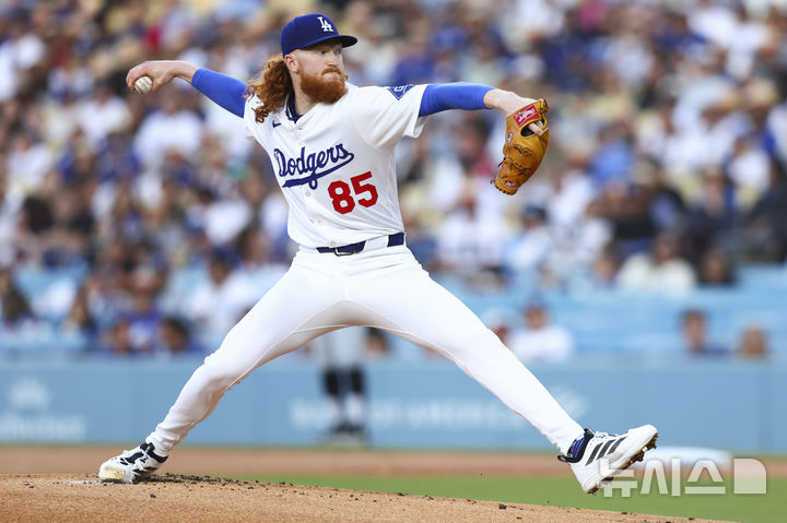 [로스앤젤레스=AP/뉴시스] 미국 메이저리그(MLB) LA 다저스의 더스틴 메이가 3일(현지 시간) 미국 캘리포니아주 로스앤젤레스의 다저스타디움에서 열린 시카고 화이트삭스와의 경기에 선발 등판해 역투하고 있다. 2025.07.03.