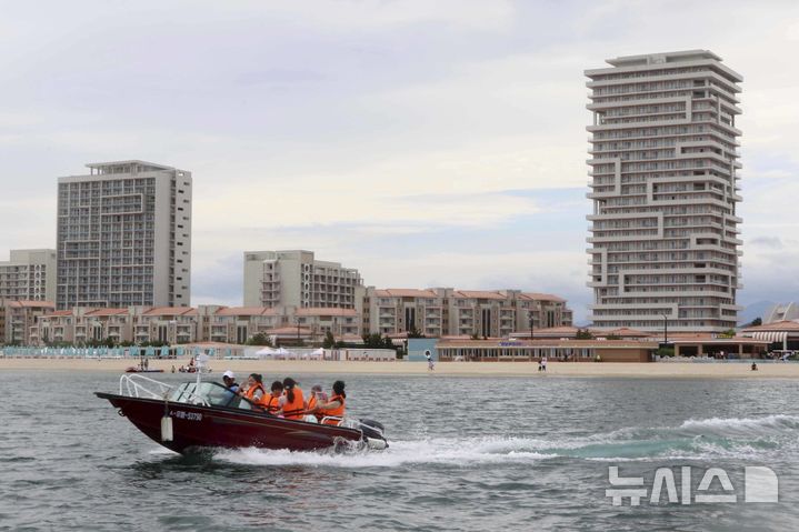 [원산=AP/뉴시스] 지난 2일 북한 강원도 원산의 원산-갈마 해안관광지구에서 관광객들이 모터보트를 즐기고 있다. 북한 노동신문은 갈마관광지구 개장을 알리며 "세상에 없는 황홀한 관광 명소"라고 선전했다. 원산 명사십리 해변 일대에 조성된 관광지구 개발은 북한이 11년간 공들인 숙원사업으로 알려져 있다. 2025.07.04.