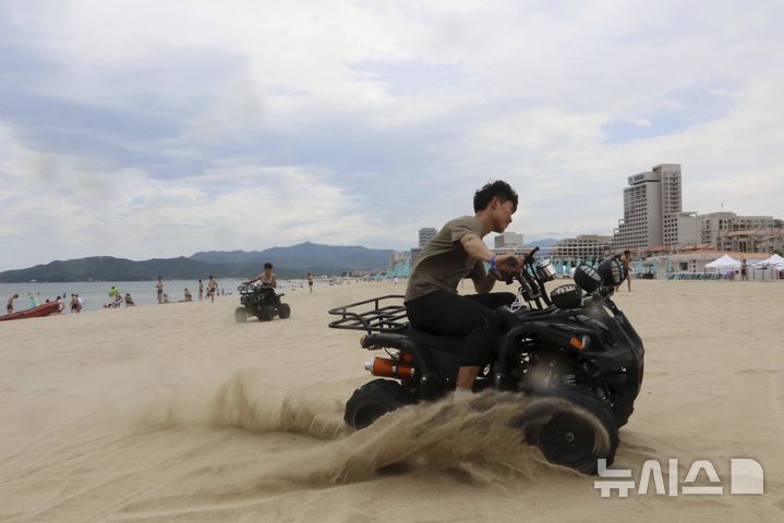 [원산=AP/뉴시스] 지난 2일 북한 강원도 원산의 원산-갈마 해안관광지구에서 남성들이 사륜오토바이(ATV)를 즐기고 있다. 북한 노동신문은 갈마관광지구 개장을 알리며 "세상에 없는 황홀한 관광 명소"라고 선전했다. 원산 명사십리 해변 일대에 조성된 관광지구 개발은 북한이 11년간 공들인 숙원사업으로 알려져 있다. 2025.07.04.