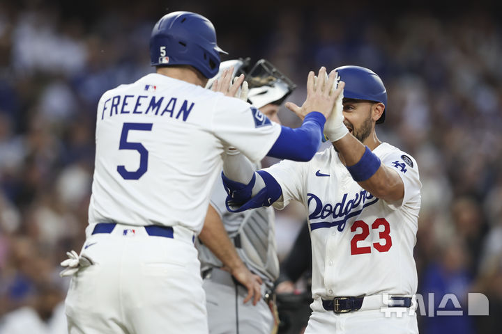 [로스앤젤레스=AP/뉴시스] 미국 메이저리그(MLB) LA 다저스의&nbsp; 마이클 콘포가 3일(현지 시간) 미국 캘리포니아주 로스앤젤레스의 다저스타디움에서 열린 시카고 화이트삭스의 경기에서 3회말 2사 2루에서 투런포를 작렬한 뒤 동료 프레디 프리먼과 기뻐하고 있다. 2025.07.03.