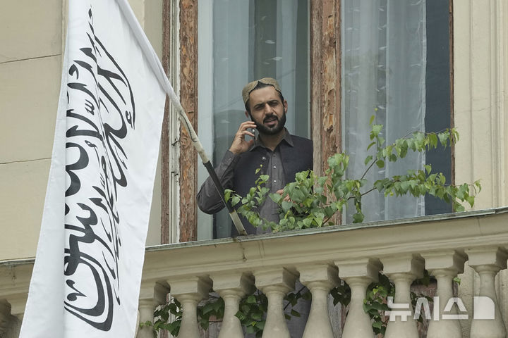 [모스크바=AP/뉴시스] 러시아가 7월 4일 아프가니스탄 탈레반 정부를 공식 인정한 후 모스크바 주재 아프가니스탄 대사관 발코니에서 한 남성이 전화 통화를 하고 있다. 2025.08.20.