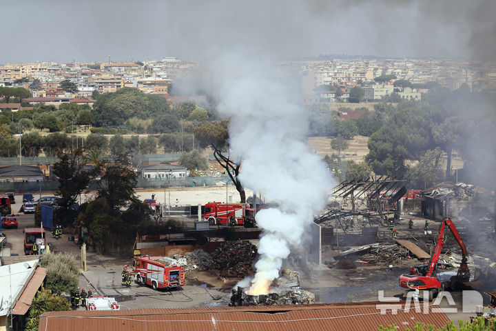 [AP/뉴시스] 4일 로마 교외의 주유소에서 가스 폭발이 일어나 연기가 솟아오르고 있다