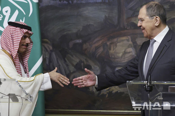 [모스크바=AP/뉴시스] 지난해 7월 자료 사진으로, 세르게이 라브로프 러시아 외무장관(오른쪽)과 파이살 빈 파르한 사우디아라비아 외무장관이 러시아 모스크바에서 회담을 마친 뒤 기자회견에서 악수하고 있다. 라브로프 장관은 2일(현지 시간) 사우디에 미.이스라엘과 이란 분쟁에 아랍 국가들이 개입할 가능성에 우려를 표했다. 2026.03.03.