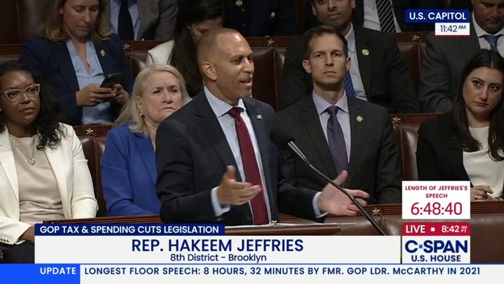 [워싱턴=뉴시스]하킴 제프리스 하원 민주당 원내대표가 3일(현지 시간) 미 워싱턴DC 국회의사당 하원 본회의장에서 트럼프 감세안 표결을 앞두고 무제한 연설을 진행하고 있다. (사진=C-Span 캡쳐). 2025.07.04. *재판매 및 DB 금지