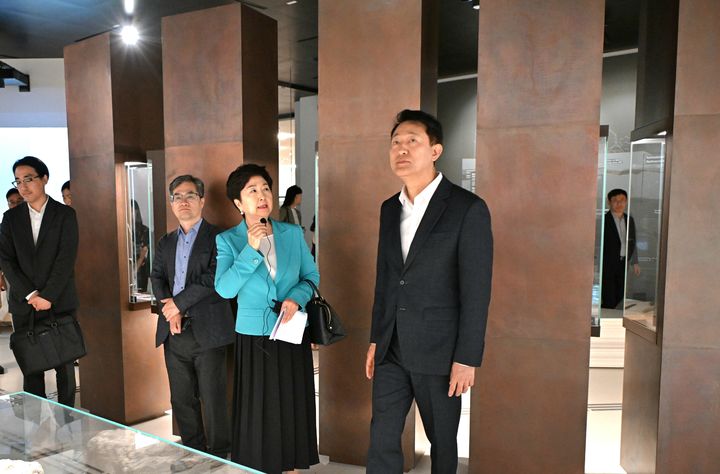 [빈(오스트리아)=뉴시스] 오세훈 서울시장이 3일 빈 박물관 시설을 둘러보고 있다.(제공=서울시)