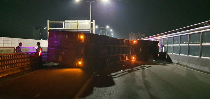 [부산=뉴시스] 4일 오전 1시25분께 부산 사상구 백양터널 인근 관문대로(시외 방향) 곡선구간을 달리던 트레일러 차량이 중앙분리대를 들이받고 옆으로 넘어졌다.&nbsp;&nbsp; 이 사고로 트레일러 운전자 A(60대)씨가 경상을 입고 인근 병원으로 옮겨져 치료를 받고 있다. (사진=부산경찰청 제공) 2025.07.04. photo@newsis.com *재판매 및 DB 금지