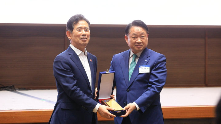 [여수=뉴시스] 여수 소노캄 호텔서 기업친화 우수 행정 사례 강의한 안효대(왼쪽) 울산경제부시장에게 한문선 여수상공회의소 회장이 감사패를 전달하고 있다. (사진=여수상의 제공) 2025.07.04. photo@newsis.com *재판매 및 DB 금지