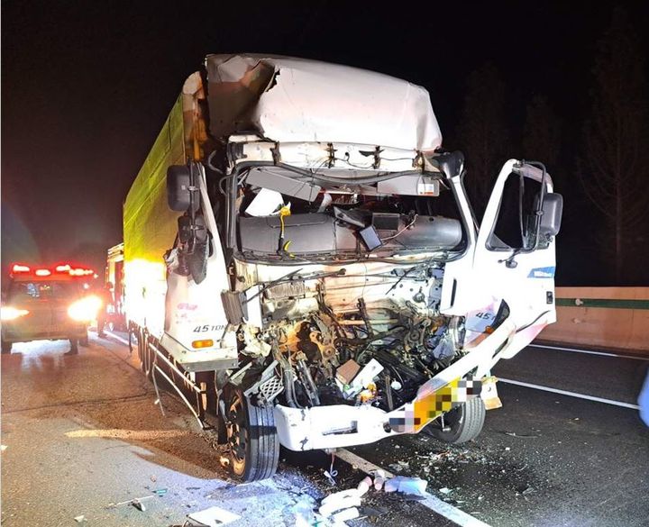 [안동=뉴시스] 안동시 일직면 용각리 중앙고속도로 화물차 추돌사고 현장 (사진=경북소방본부 제공) 2025.07.04. photo@newsis.com *재판매 및 DB 금지