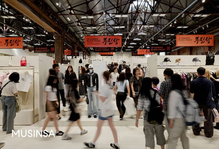 [서울=뉴시스] 무신사가 올해 상반기에 발생한 오프라인 스토어 판매액 데이터를 합산한 결과 누적 1000억 원을 넘어선 것으로 집계됐다고 4일 밝혔다. (사진=무신사 제공) *재판매 및 DB 금지