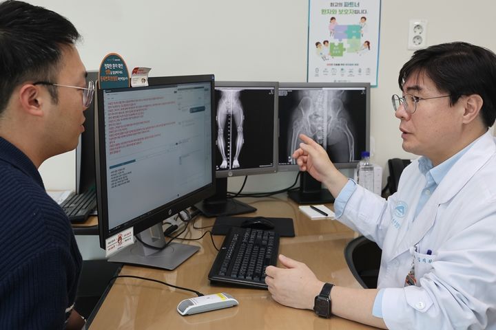 [서울=뉴시스] 퍼즐에이아이는 AI 기반의 보이스 의무기록(EMR)을 개발했다. 서울아산병원 정형외과 김지완 교수가 AI 진료 음성인식 시스템을 활용해 환자를 진료하고 있다. (사진=서울아산병원 제공) 2025.07.04. photo@newsis.com *재판매 및 DB 금지