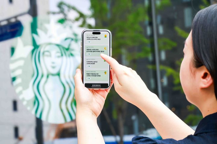 [서울=뉴시스] 스타벅스 코리아가 네이버 지도앱에서 상황에 맞는 맞춤형 매장을 추천하고 1+1 음료 쿠폰을 제공하는 이벤트를 실시한다. (사진=스타벅스 코리아) 2025.07.04. *재판매 및 DB 금지