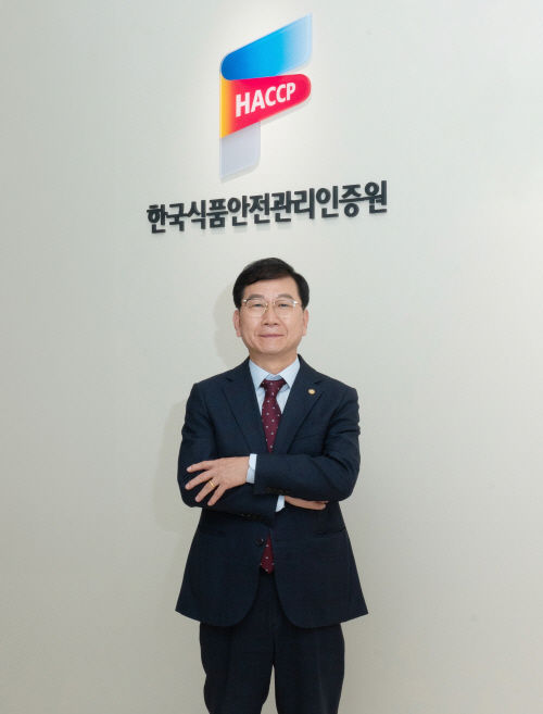 [서울=뉴시스] 한국식품안전관리인증원(해썹인증원)은 식품의약품안전처 산하 8개 공공기관을 대상으로 실시한 '2024년도 경영실적 평가'에서 A등급을 획득해 2년 연속 최우수기관으로 됐다고 4일 밝혔다. 사진은 해썹인증원 한상배 원장. (사진=해썹인증원 제공) 2025.07.04. photo@newsis.com *재판매 및 DB 금지