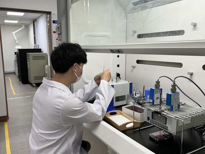 [서울=뉴시스] LH품질시험인정센터에서 분석이 이뤄지는 모습. 2025.07.04. (사진=LH 제공) photo@newsis.com *재판매 및 DB 금지