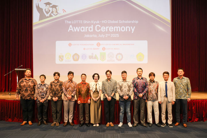 [서울=뉴시스]롯데장학재단은 인도네시아 자카르타에 위치한 롯데몰 자카르타 'Ice Palace'에서 '신격호 롯데 글로벌 장학금 수여식'을 진행했다고 4일 밝혔다.(사진=롯데장학재단 제공) *재판매 및 DB 금지