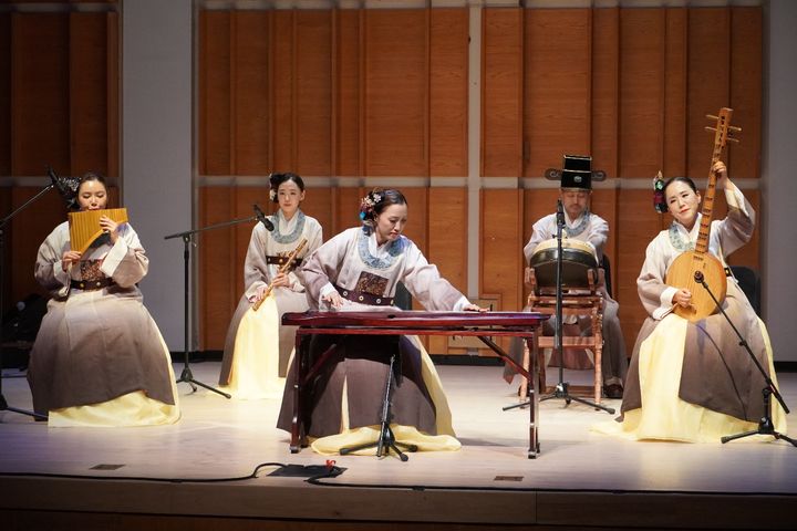 [부여=뉴시스] 부여군충남국악단의 미국 뉴욕에서 열린 제23회 세계한국국악경연대회 축하 공연 모습. (사진= 부여군 제공) *재판매 및 DB 금지