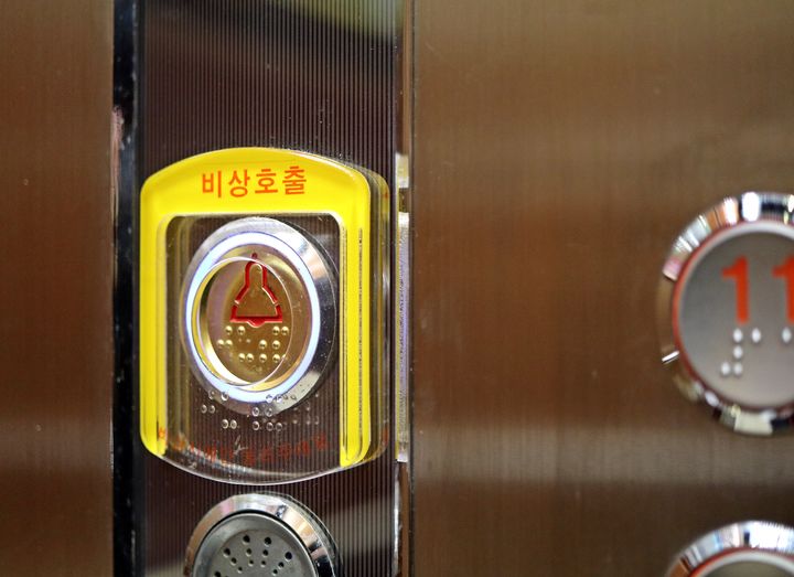 [서울=뉴시스] 서울의 한 공동주택서 입주민 여성이 이웃을 향해 폭언과 폭행을 일삼고 승강기 전선 테러를 한 사건이 제보를 통해 알려졌다. (사진 = 'JTBC News' 유튜브 캡처) 2025.07.04. *재배포 및 DB금지 *재판매 및 DB 금지