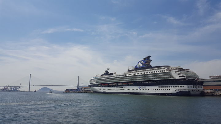 [부산=뉴시스] 부산항에 입항한 크루즈선 (사진=부산항만공사 제공) 2025.07.04. photo@newsis.com *재판매 및 DB 금지