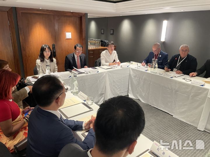 [서울=뉴시스] 노동진 수협중앙회 회장이 현지시간 3일 영국 맨체스터에서 열린 ICA 수산위원회 총회를 주재하고 있다.