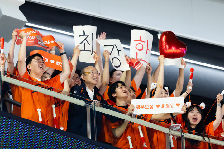 [서울=뉴시스] 김승연 한화그룹 회장이 지난 3일 임직원들과 함께 경기를 관람하고 있다. (사진=한화그룹 제공) 2025.7.4. photo@newsis.com *재판매 및 DB 금지