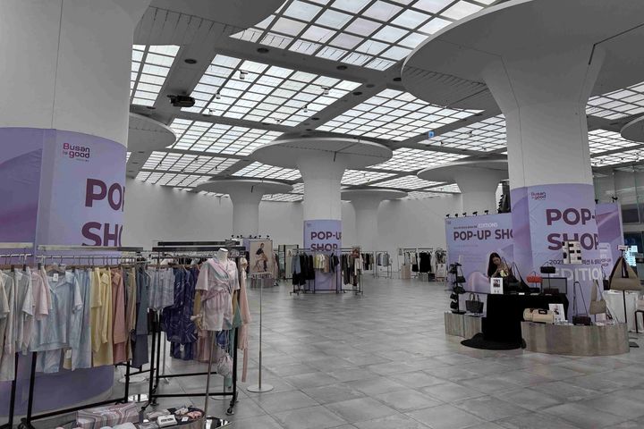 [부산=뉴시스] 해운대구 신세계백화점 센텀시티점에서 열린 부산패션창작스튜디오 팝업스튜디오 모습. (사진=부산테크노파크 제공) 2025.07.04. photo@newsis.com *재판매 및 DB 금지