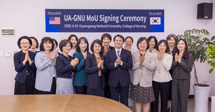 [진주=뉴시스]경상국립대학교 간호대학이 한국간호교육평가원이 주관하는 ‘간호교육인증평가’에서 최고등급인 ‘5년 인증’을 획득했다.사진은 4월 29일 미국 애리조나 대학의 간호대학과 국제협약을 체결하는 장면이다.(사진=간호대학 제공).2025.07.04.photo@newsis.com *재판매 및 DB 금지