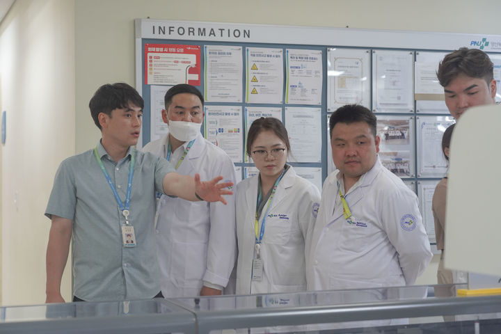 [양산=뉴시스] 연수에 참가한 몽골 의료진들이 병원시설을 견학하고 있다. (사진=양산부산대병원 제공) 2025.07.04. photo@newsis.com *재판매 및 DB 금지