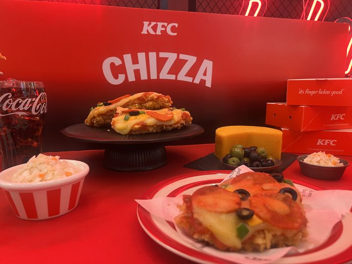 [서울=뉴시스] 김민성 기자 = 3일 오후 서울 광진구 화양동 KFC건대입구역점에 '켄치짜'가 전시돼 있다. 2025.07.03. kms@newsis.com *재판매 및 DB 금지