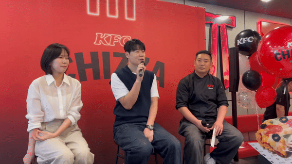 [서울=뉴시스] 김민성 기자 = 3일 오후 서울 광진구 화양동 KFC건대입구역점에서 열린 '켄치짜 출시 간담회'에서 최현석 셰프(가운데)가 메뉴 설명을 하고 있는 모습. (왼쪽부터) 백민정 KFC마케팅담당 이사, 최현석 셰프, 전영욱 KFC R&D팀장 모습. 2025.07.03. kms@newsis.com *재판매 및 DB 금지 *재판매 및 DB 금지