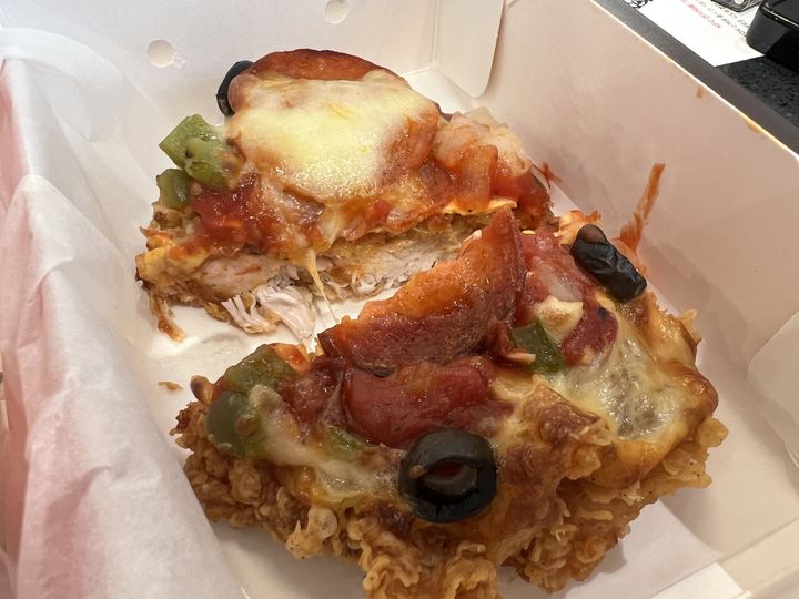 [서울=뉴시스] 김민성 기자 = KFC코리아가 3일 오후 서울 광진구 화양동 KFC건대입구역점에서 '켄치짜' 출시 간담회를 진행했다. 사진은 신메뉴 '켄치짜' 모습. 2025.07.03. kms@newsis.com *재판매 및 DB 금지