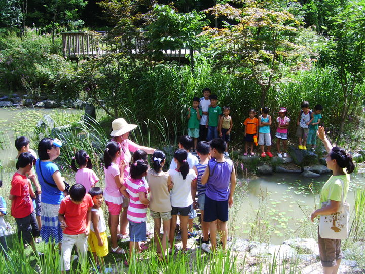 [금산=뉴시스] 충남 금산산림문화타운 여름 프로그램 참여 모습.  *재판매 및 DB 금지