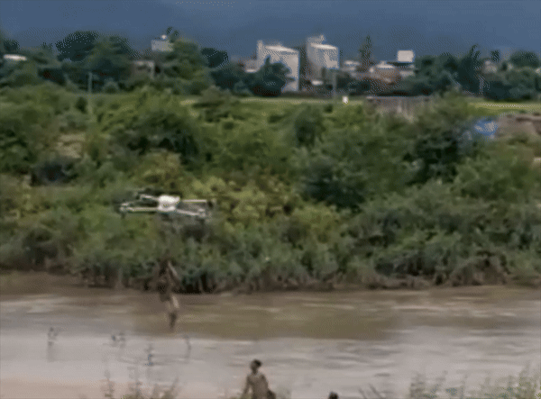 [서울=뉴시스] 드론으로 불어난 강에 갇힌 아이들을 구조하고 있다. (사진=단트리) 07.03. *재판매 및 DB 금지