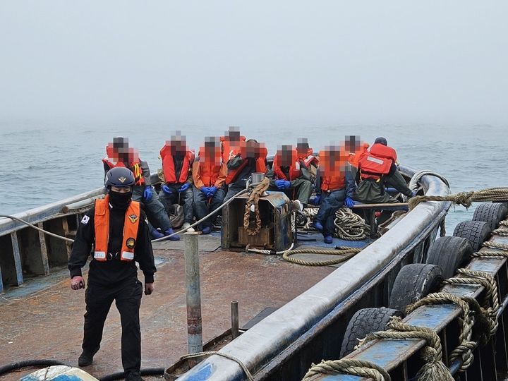 [인천=뉴시스] 3일 오전 오전 9시25분께 인천 옹진군 굴업도 앞 바다에서 조업을 하던 선박에서 화재가 발생해 승선원들이 대피해 있다. (사진=인천해양경찰서 제공) 2025.07.04. photo@newsis.cm *재판매 및 DB 금지