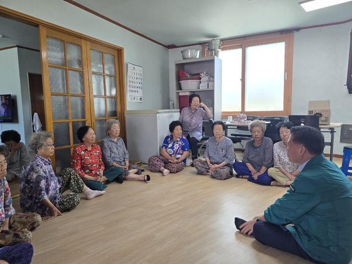 [창녕=뉴시스] 김대기 면장이 경로당 어르신들께 온열질환 예방수칙 당부하고 있다. (사진= 창녕군 제공) 2025.07.04. photo@newsis.com *재판매 및 DB 금지