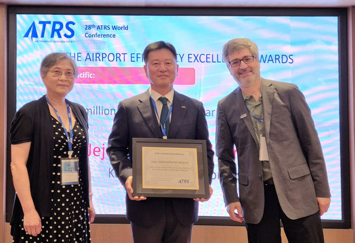 [서울=뉴시스] 장세환 제주국제공항장(가운데)이 지난 3일(현지시각) 홍콩에서 열린 ATRS 월드 컨퍼런스에서 ‘공항운영효율성상’을 수상 후 마틴 드레스너 ATRS 의장(오른쪽)과 춘옌 위 ATRS 부회장(왼쪽)과 기념촬영을 하고 있다. 2025.07.04. (사진=한국공항공사 제공) photo@newsis.com *재판매 및 DB 금지