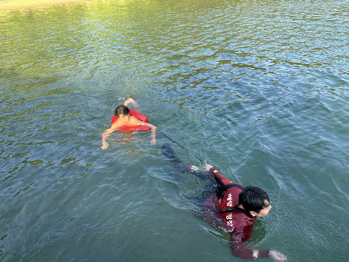 [통영=뉴시스] 신ㄴ정철 기자= 통영해양경찰서(서장 박현용)는 지난 3일 오후 5시 23분께 통영시 광도면 이도에 고립중인 A군(14)을 신고를 받고 구조했다.사진은 해양경찰관이 바닷물에 직접 입수해 이도에 고립된 A군을 무사히 구조하고 있는 모습.(사진=통영해경 제공).2025.07.04. photo@newsis.com *재판매 및 DB 금지