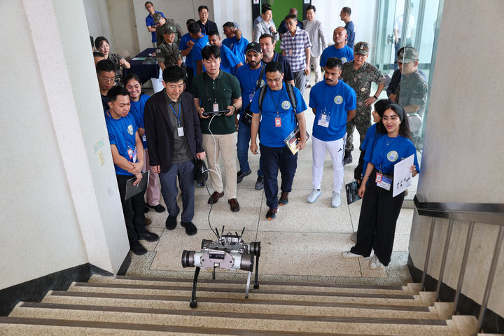 [서울=뉴시스] 2025년 OPCW 국제화학방호교육에 참가한 교육생들이 국군화생방방호사령부에서 무인 다족보행로봇의 작동 시연을 보고 있다. (사진=국방부 제공) 2025.07.04. photo@newsis.com *재판매 및 DB 금지