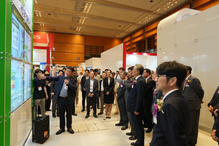 4일 '2025 대한민국 부동산 트렌드 쇼'에서 새만금 스마트 수변도시를 홍보하고 있다.(사진=새만금개발공사 제공) *재판매 및 DB 금지