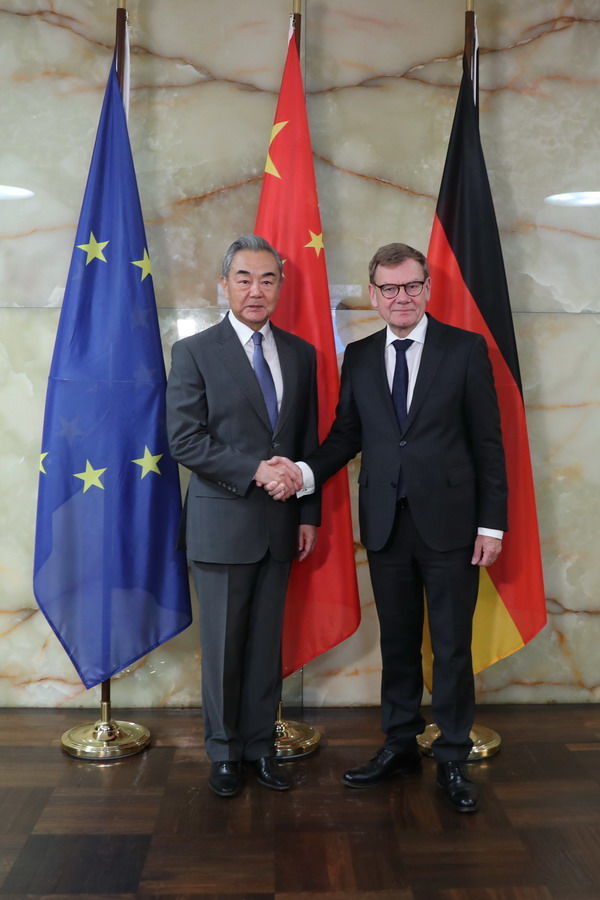  [서울=뉴시스] 중국 왕이부장이 3일 독일 베를린에서 요한 바데풀 독일 외무장관과 공동 기자회견을 갖고 있다. (출처: 중국 외교부) 2025.07.04.&nbsp;&nbsp; *재판매 및 DB 금지