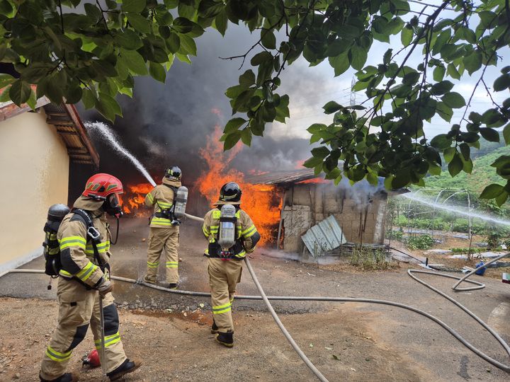 [당진=뉴시스] 4일 오전 8시13분께 충남 당진시 정미면 천의리의 한 주택 옆 창고에서 불이 나 현장에 출동한 소방대원들이 진화에 나서고 있다. (사진=당진소방서 제공) 2025.07.04. photo@newsis.com *재판매 및 DB 금지