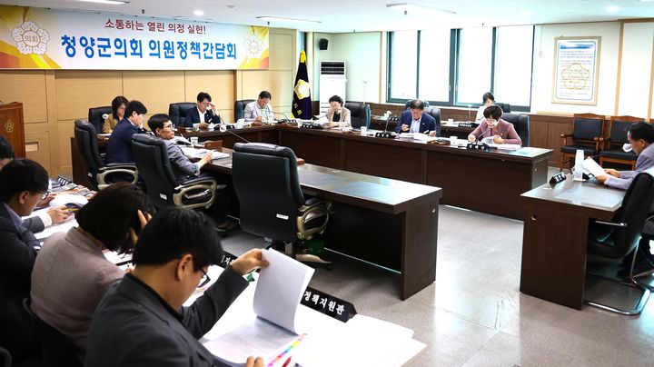 [청양=뉴시스] 조명휘 기자 = 청양군의회가 3일 제313회 임시회를 앞두고 의원 정책간담회를 열고 있다. (사진= 청양군의회 제공) 2025.07.04. photo@newsis.com *재판매 및 DB 금지